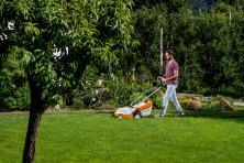 Аккумуляторная газонокосилка Stihl MA 235, с AK 20 и AL 101