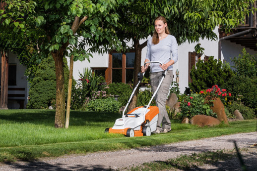 Аккумуляторная газонокосилка Stihl RMA 235 c AK 30 и AL 101